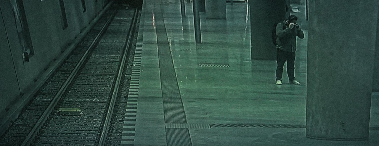 Der Fotograf mit Kamera auf einem U-Bahnsteig