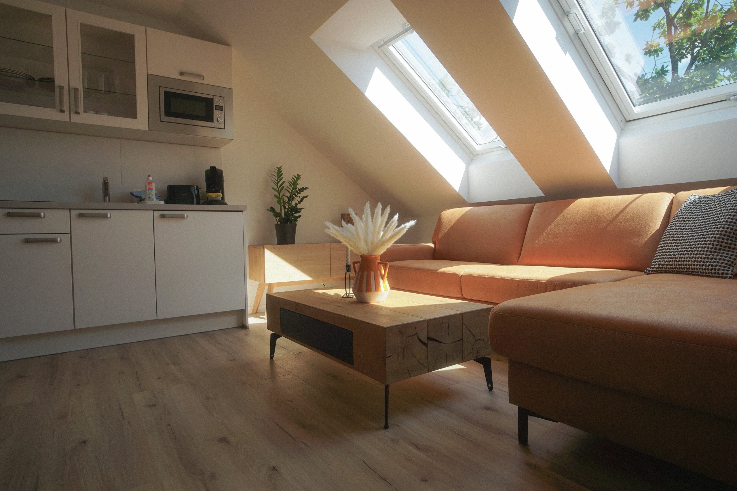Küchenzeile und Sofa