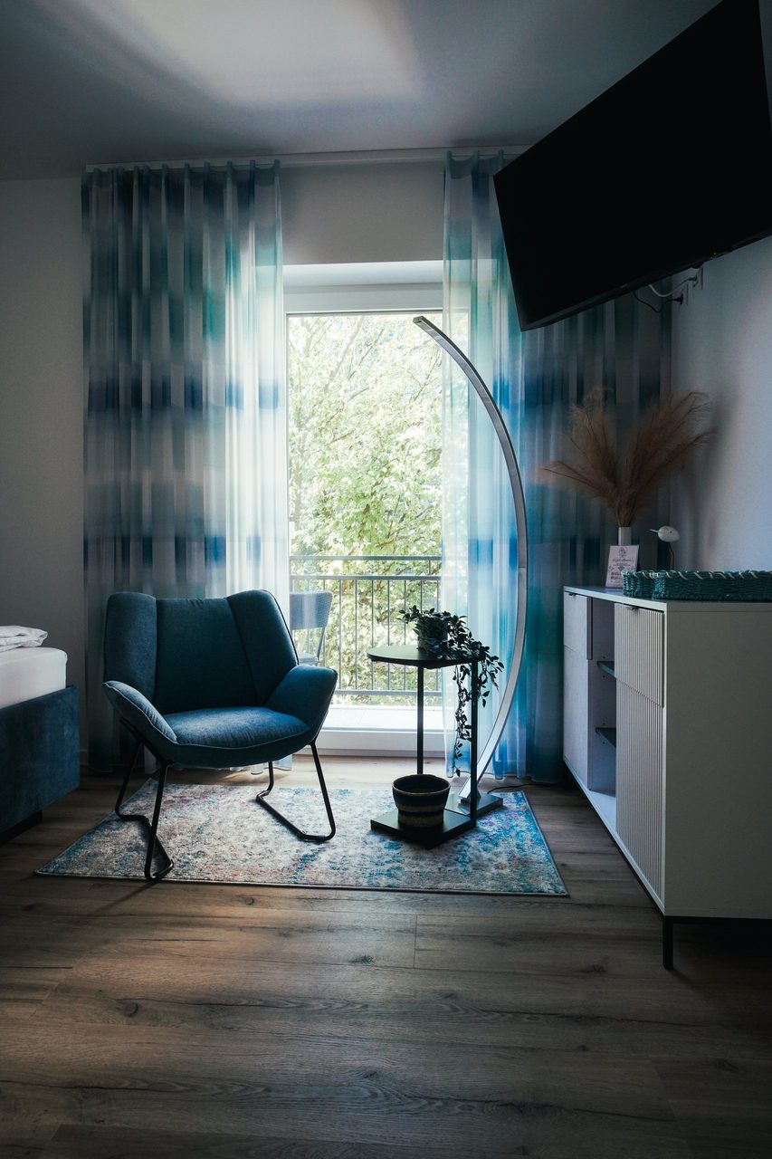 Zimmer in Blau, Sitzplatz am Fenster