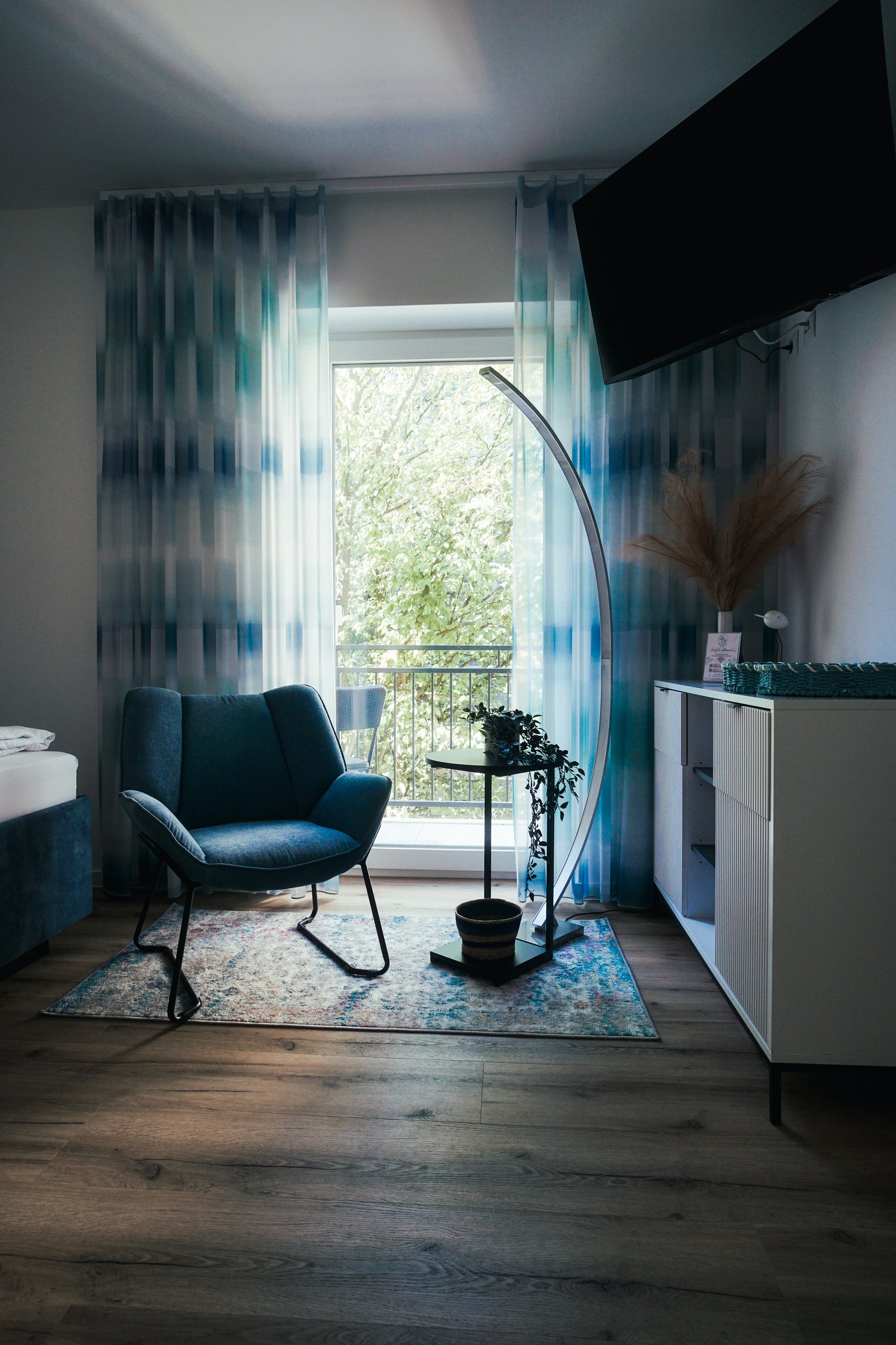 Zimmer in Blau, Sitzplatz am Fenster