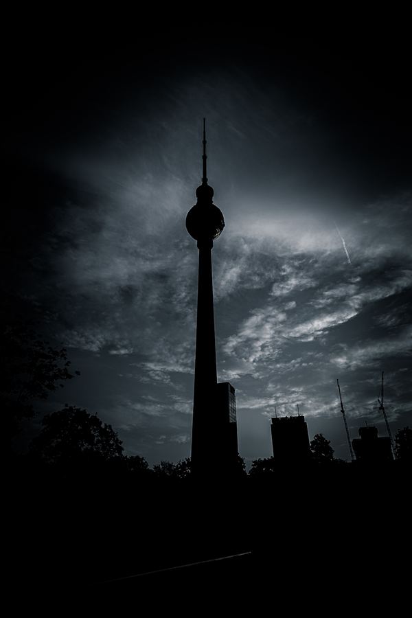 Fernsehturm in Wolken