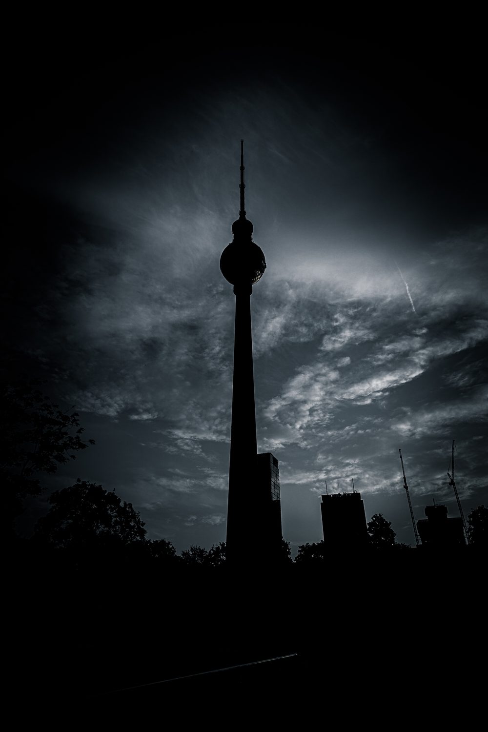 Fernsehturm in Wolken
