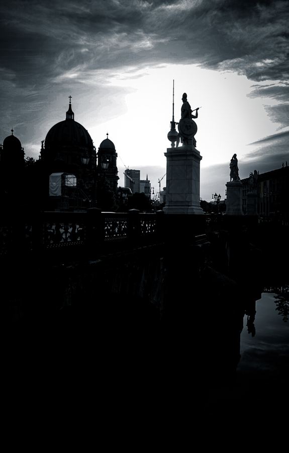 Dom und Statue im Gegenlicht
