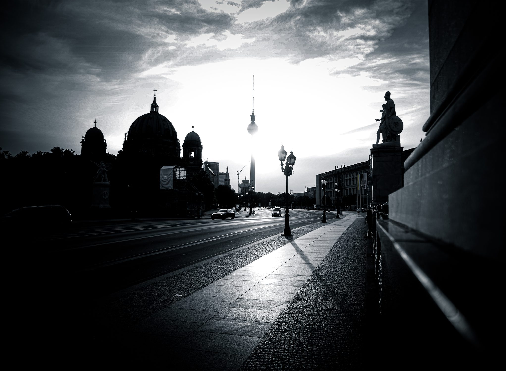 Dom, Fernsehturm, nasse Straße