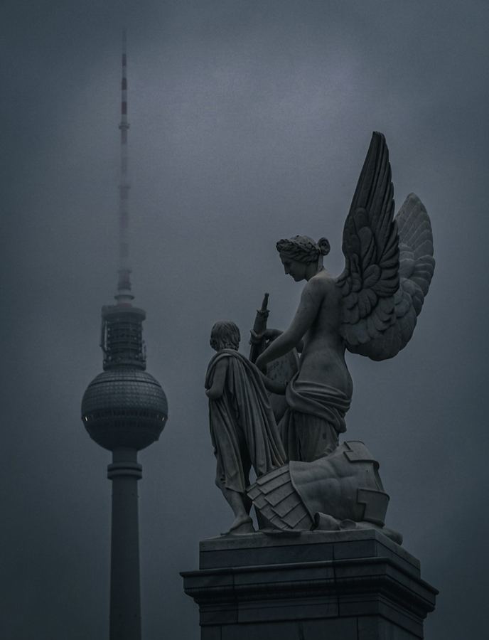 Engelsfigur vor dem Fernsehturm im Nebel